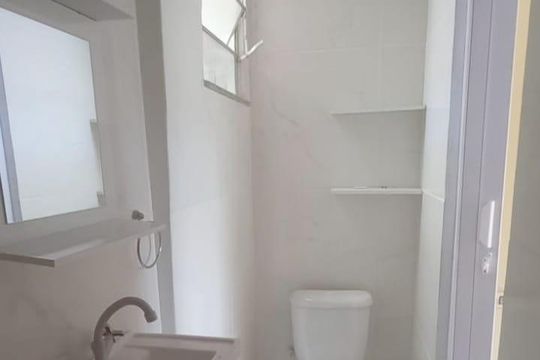 Banheiro de kitnet/studio para alugar com 1 quarto, 96m² em Saracuruna, Duque de Caxias