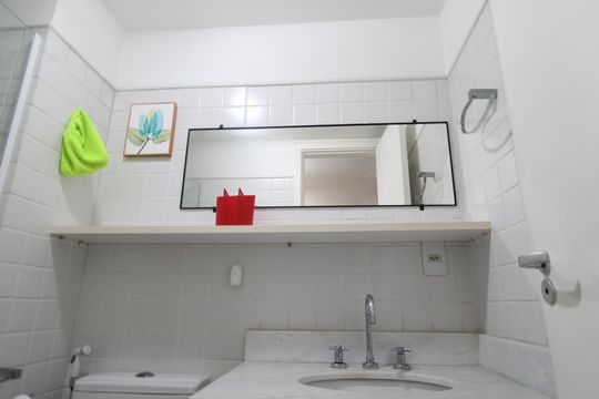 Banheiro social de apartamento para alugar com 2 quartos, 73m² em Barra Olímpica, Rio de Janeiro