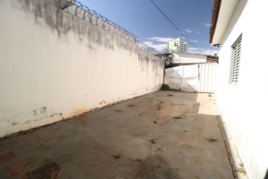Garagem de casa para alugar com 3 quartos, 96m² em Osvaldo Rezende, Uberlândia