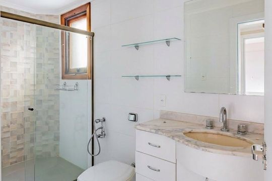 Banheiro da Suíte  de apartamento para alugar com 3 quartos, 234m² em Tristeza, Porto Alegre