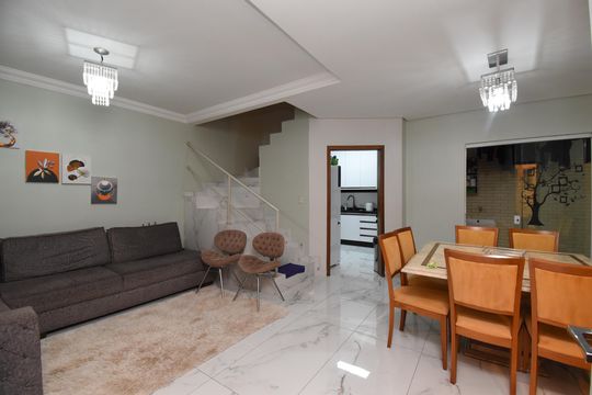 Sala de casa de condomínio à venda com 3 quartos, 220m² em Uberaba, Curitiba