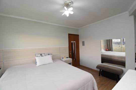 Suíte de casa de condomínio à venda com 3 quartos, 220m² em Uberaba, Curitiba