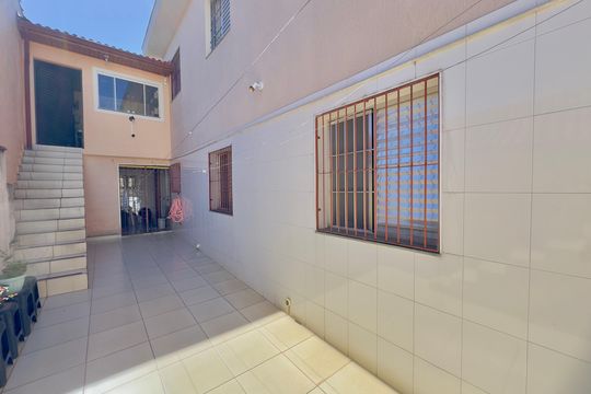 Quintal de casa à venda com 6 quartos, 223m² em Jardim Leda, Guarulhos