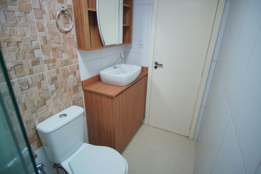 Banheiro social de apartamento à venda com 2 quartos, 48m² em Sarandi, Porto Alegre