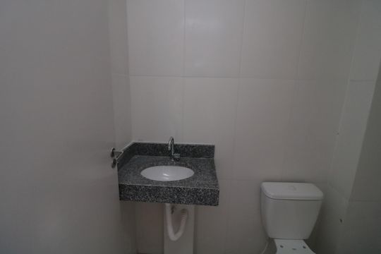 Banheiro de apartamento à venda com 1 quarto, 27m² em Vila Alpina, São Paulo