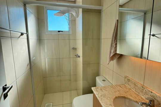 Banheiro de apartamento à venda com 2 quartos, 56m² em Cavalhada, Porto Alegre