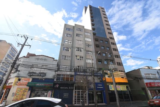 Fachada com placa de kitnet/studio para alugar com 1 quarto, 25m² em Centro, Curitiba