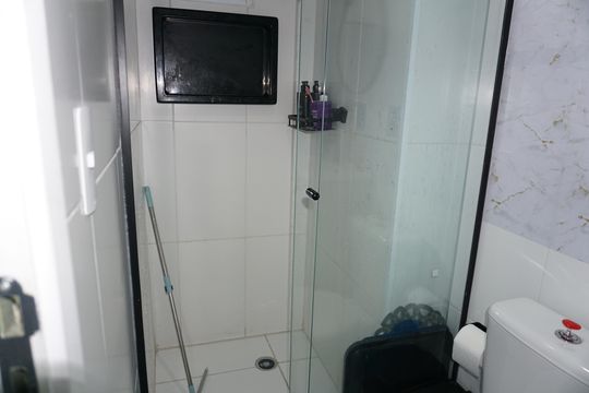 Banheiro de apartamento para alugar com 2 quartos, 50m² em Jardim Elizabete, Embu das Artes