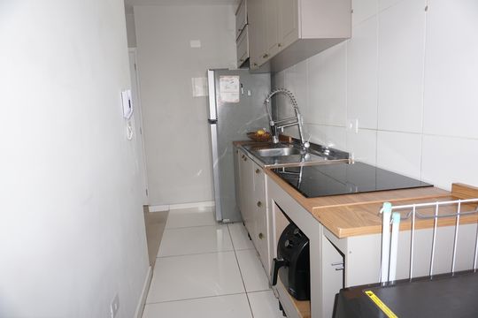 Cozinha de apartamento para alugar com 2 quartos, 50m² em Jardim Elizabete, Embu das Artes