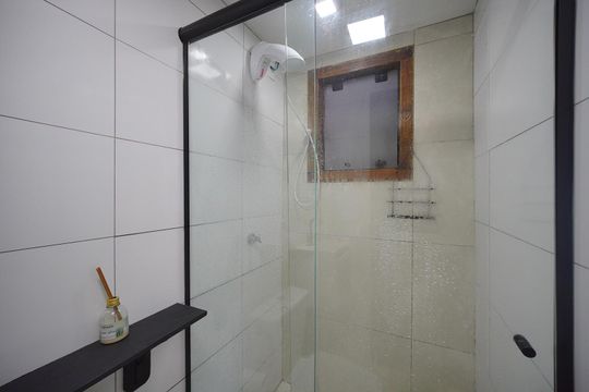 Banheiro de kitnet/studio para alugar com 1 quarto, 30m² em Barra da Lagoa, Florianópolis