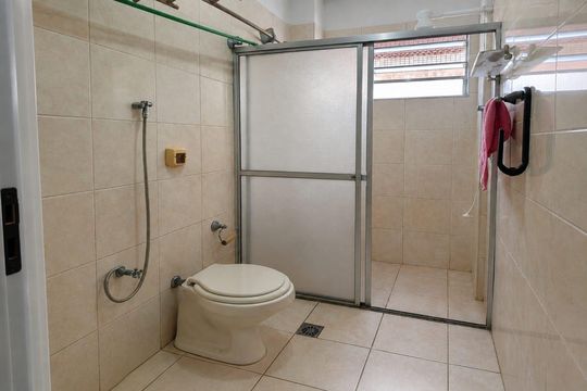 Banheiro de apartamento para alugar com 1 quarto, 65m² em Vila Valenca, São Vicente
