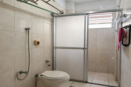 Banheiro de apartamento para alugar com 1 quarto, 65m² em Vila Valenca, São Vicente
