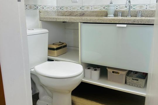 Banheiro da Suíte de apartamento para alugar com 2 quartos, 59m² em Lagoa Pequena, Florianópolis