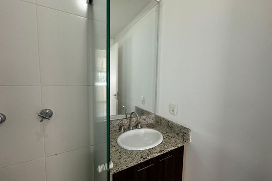 Banheiro Social de apartamento à venda com 3 quartos, 73m² em Tamboré, Barueri