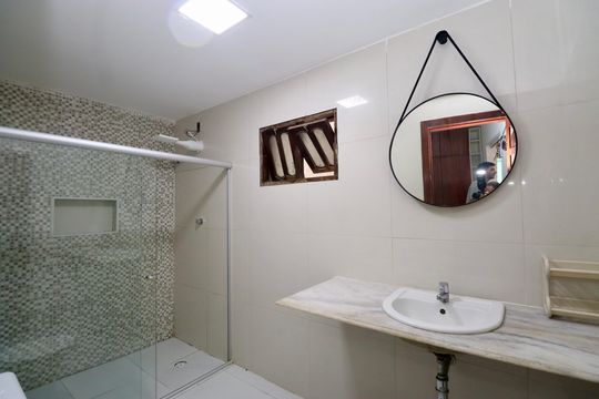 Banheiro de casa de condomínio para alugar com 1 quarto, 70m² em São Cristóvão, Salvador