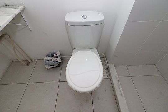 Banheiro social de apartamento à venda com 3 quartos, 75m² em Jardim Carvalho, Porto Alegre