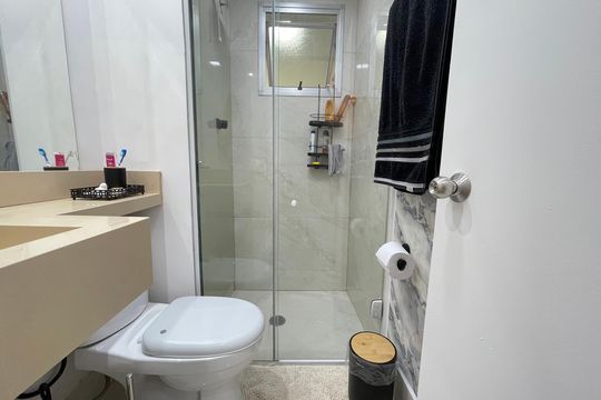 Banheiro de apartamento para alugar com 3 quartos, 60m² em Conjunto Promorar Raposo Tavares, São Paulo