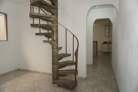 Escada de casa para alugar com 3 quartos, 200m² em Parque Fernanda, Embu das Artes