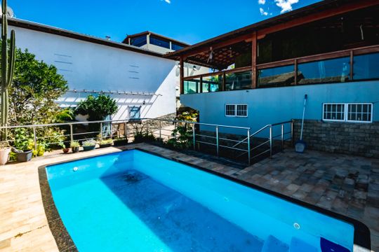 Casa à venda com 4 quartos, 360m² em Copacabana, Belo Horizonte