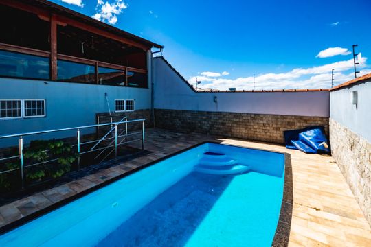 Casa à venda com 4 quartos, 360m² em Copacabana, Belo Horizonte