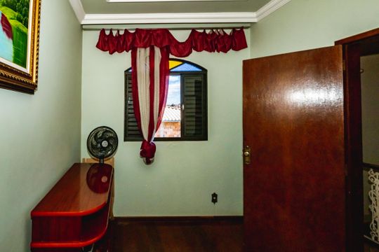 Casa à venda com 4 quartos, 360m² em Copacabana, Belo Horizonte