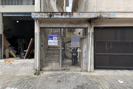 Fachada+Placa de casa para alugar com 1 quarto, 28m² em Vila Carmosina, São Paulo