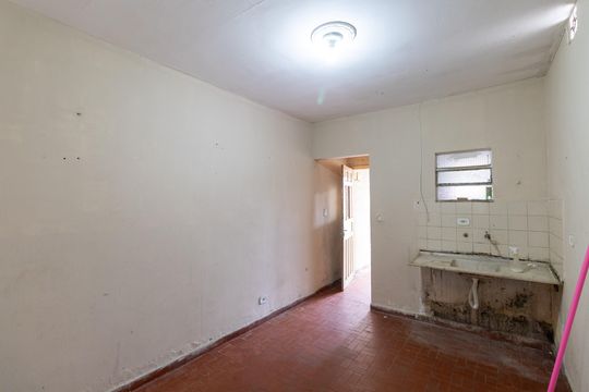 Cozinha de casa para alugar com 1 quarto, 28m² em Vila Carmosina, São Paulo