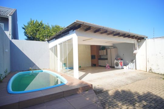 Piscina de casa à venda com 3 quartos, 122m² em Vicentina, São Leopoldo