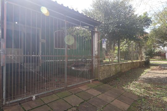 Fachada de casa à venda com 5 quartos, 160m² em Estância Velha, Canoas