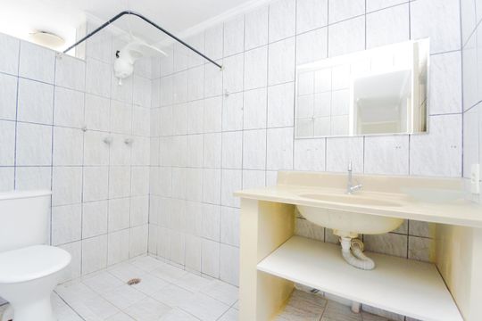 Banheiro de apartamento à venda com 2 quartos, 63m² em Parque Cecap, Guarulhos