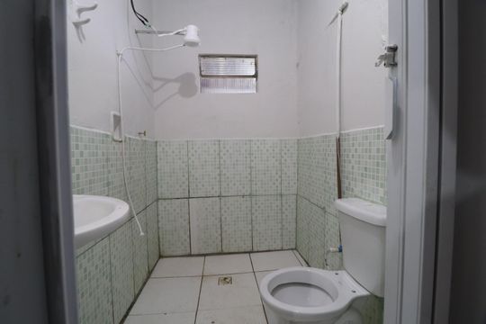 Banheiro social de casa para alugar com 2 quartos, 45m² em Santa Mônica, Uberlândia