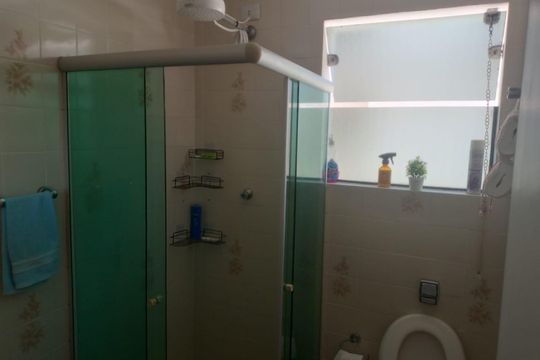 Banheiro de apartamento para alugar com 2 quartos, 56m² em Vila Alzira, Guarujá