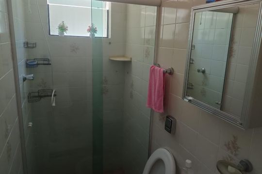 Banheiro de apartamento para alugar com 2 quartos, 56m² em Vila Alzira, Guarujá