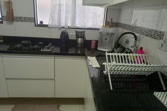 Cozinha de apartamento para alugar com 2 quartos, 56m² em Vila Alzira, Guarujá
