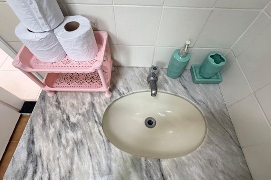 Banheiro da Suíte de apartamento para alugar com 2 quartos, 56m² em Vila Alzira, Guarujá