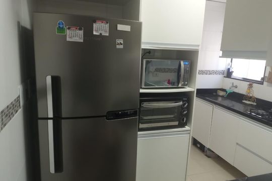 Cozinha de apartamento para alugar com 2 quartos, 56m² em Vila Alzira, Guarujá