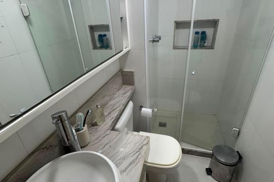 Banheiro social de apartamento para alugar com 2 quartos, 112m² em Barra da Tijuca, Rio de Janeiro