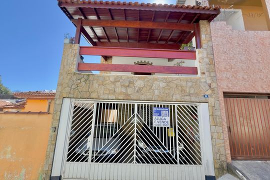 Placa instalada na fachada do imóvel  de casa à venda com 3 quartos, 170m² em Vila Paulista, Guarulhos