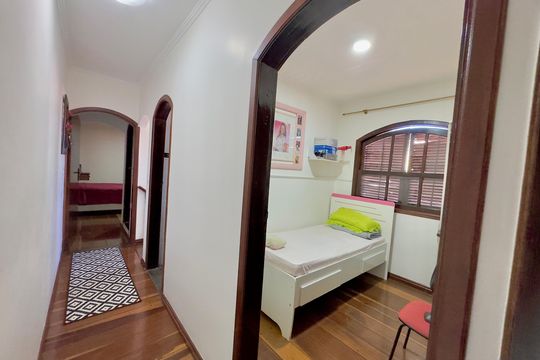 Corredor quartos  de casa à venda com 3 quartos, 170m² em Vila Paulista, Guarulhos