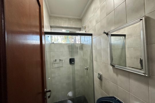 Banheiro de serviço de casa de condomínio para alugar com 4 quartos, 520m² em Jardim Paulista, Barueri