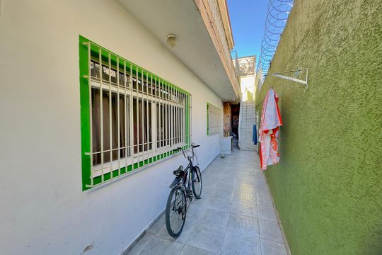 Corredor externo  de casa à venda com 5 quartos, 100m² em Jardim Presidente Dutra, Guarulhos