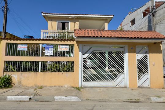 Placa instalada na fachada do imóvel  de casa à venda com 5 quartos, 100m² em Jardim Presidente Dutra, Guarulhos