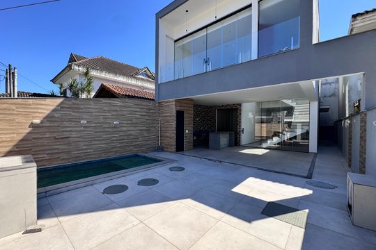 Fachada de casa de condomínio para alugar com 3 quartos, 227m² em Vargem Pequena, Rio de Janeiro
