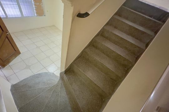 Escada de casa à venda com 2 quartos, 145m² em Vila Augusta, Guarulhos
