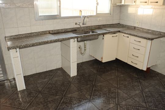 Casa para alugar com 2 quartos, 200m² em Jardim Guairaca, São Paulo