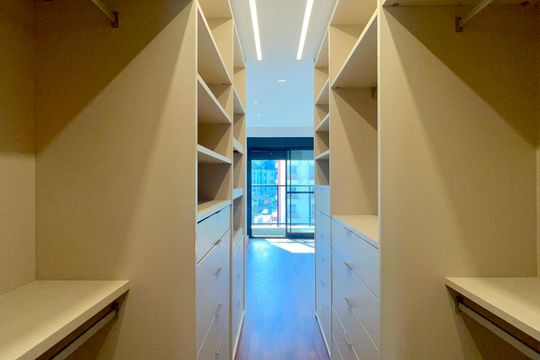 Closet da suíte 3 de apartamento para alugar com 4 quartos, 163m² em Pinheiros, São Paulo
