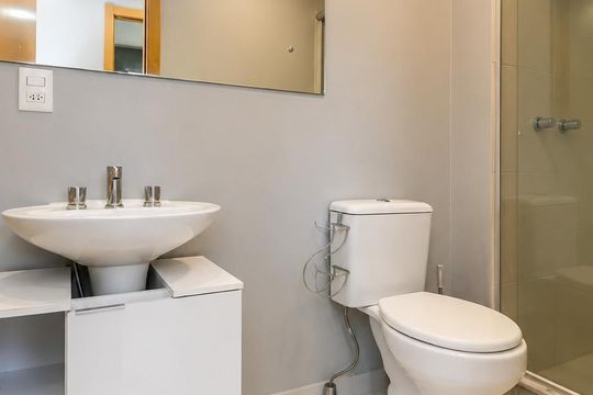 Banheiro 1 de apartamento para alugar com 2 quartos, 55m² em Teresópolis, Porto Alegre