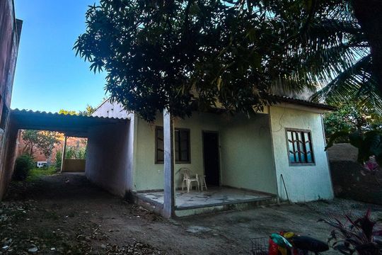 Lateral da casa e garagem de casa para alugar com 2 quartos, 425m² em Extensão do Bosque, Rio das Ostras