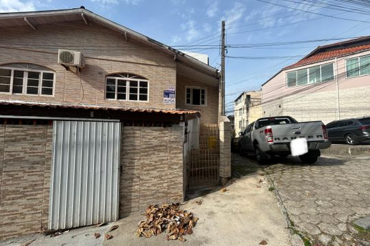 Fachada  de casa para alugar com 3 quartos, 100m² em Capoeiras, Florianópolis