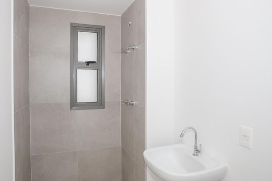 Banheiro de kitnet/studio à venda com 1 quarto, 28m² em Pompeia, São Paulo